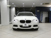 BMW 1シリーズ M135i 　ｺﾝﾌｫA ☆赤革 ﾋｰﾀｰ iDriveﾅﾋﾞ(CIC) BTｵｰﾃﾞｨｵ ☆Bｶﾒﾗ ｷｾﾉﾝ 専用ｴｸｽﾃﾘｱ&18AW 326ps　2年保証