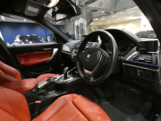 BMW 1シリーズ M135i 　ｺﾝﾌｫA ☆赤革 ﾋｰﾀｰ iDriveﾅﾋﾞ(CIC) BTｵｰﾃﾞｨｵ ☆Bｶﾒﾗ ｷｾﾉﾝ 専用ｴｸｽﾃﾘｱ&18AW 326ps　2年保証