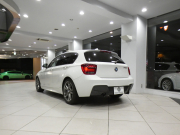 BMW 1シリーズ M135i 　ｺﾝﾌｫA ☆赤革 ﾋｰﾀｰ iDriveﾅﾋﾞ(CIC) BTｵｰﾃﾞｨｵ ☆Bｶﾒﾗ ｷｾﾉﾝ 専用ｴｸｽﾃﾘｱ&18AW 326ps　2年保証