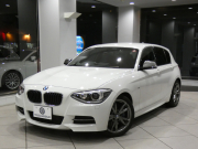 BMW 1シリーズ M135i 　ｺﾝﾌｫA ☆赤革 ﾋｰﾀｰ iDriveﾅﾋﾞ(CIC) BTｵｰﾃﾞｨｵ ☆Bｶﾒﾗ ｷｾﾉﾝ 専用ｴｸｽﾃﾘｱ&18AW 326ps　2年保証