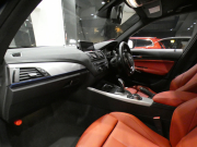 BMW 1シリーズ M135i 　ｺﾝﾌｫA ☆赤革 ﾋｰﾀｰ iDriveﾅﾋﾞ(CIC) BTｵｰﾃﾞｨｵ ☆Bｶﾒﾗ ｷｾﾉﾝ 専用ｴｸｽﾃﾘｱ&18AW 326ps　2年保証
