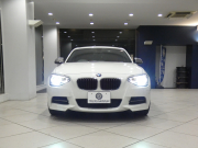 BMW 1シリーズ M135i 　ｺﾝﾌｫA ☆赤革 ﾋｰﾀｰ iDriveﾅﾋﾞ(CIC) BTｵｰﾃﾞｨｵ ☆Bｶﾒﾗ ｷｾﾉﾝ 専用ｴｸｽﾃﾘｱ&18AW 326ps　2年保証
