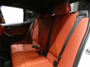 BMW 1シリーズ M135i 　ｺﾝﾌｫA ☆赤革 ﾋｰﾀｰ iDriveﾅﾋﾞ(CIC) BTｵｰﾃﾞｨｵ ☆Bｶﾒﾗ ｷｾﾉﾝ 専用ｴｸｽﾃﾘｱ&18AW 326ps　2年保証
